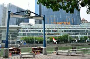 城市河畔现代建筑景观