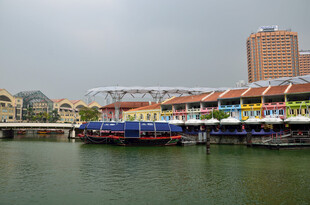 河畔多彩建筑与船只景观