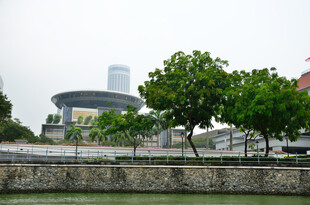 城市河畔建筑与绿树景观