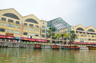 河畔多彩建筑与船只景观