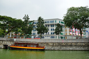 河畔小船与多彩建筑景观