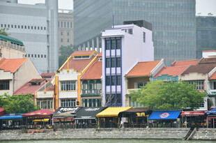 河畔多彩建筑景观