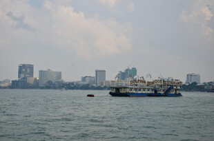 海上船只与城市天际线