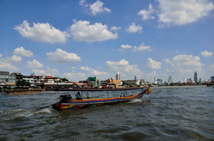 湄南河上的传统长尾船