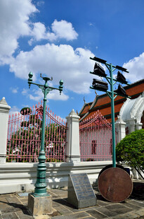 中式古建筑旁的特色路灯