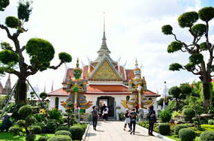 泰国庙宇前的美丽园林景观