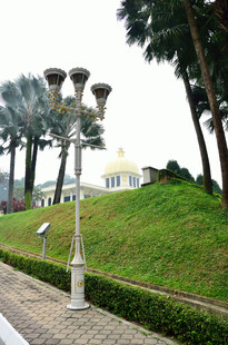 公园中的路灯与绿植景观