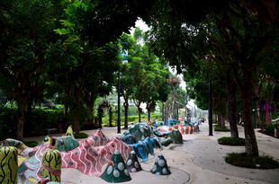 马来西亚公园彩色雕塑装点林荫道