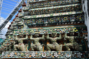 泰国寺庙精美雕塑装饰