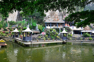 中式园林水景与亭台楼阁