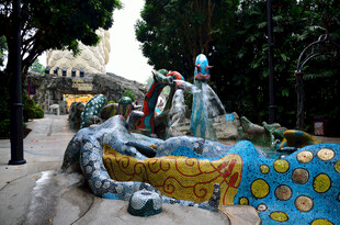 街头彩色雕塑艺术景观