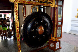 中式大堂中的大型装饰铜锣