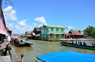 马来西亚水乡河畔船只与多彩建筑