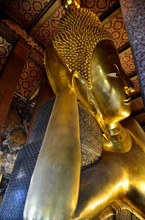 马来西亚古老寺庙中的金色佛像