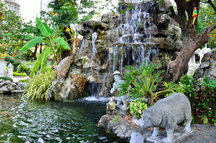 马来西亚中式园林假山瀑布景观