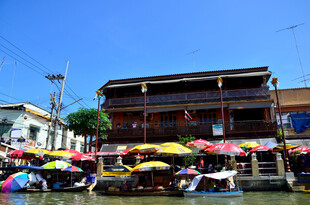 马来西亚古街多彩伞下的热闹场景
