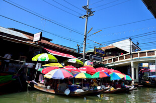 马来西亚水上集市多彩船只景观