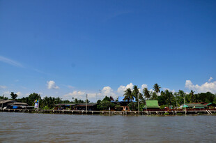 马来西亚河畔风光 蓝天绿树相伴