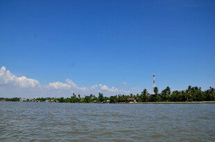 马来西亚河畔蓝天绿树自然风光