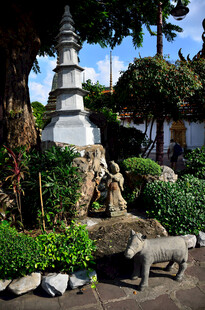 中式园林景观中的石塔与石兽