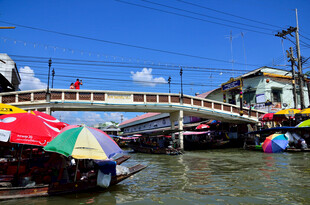 马来西亚水上集市多彩景象