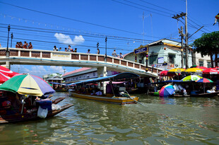 水上集市的多彩景象