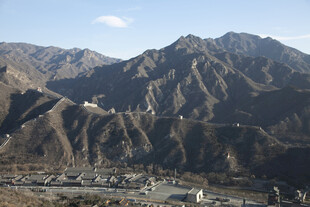 壮丽山景下的城镇风光
