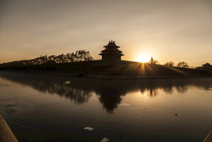 夕阳下的古建筑倒影美景