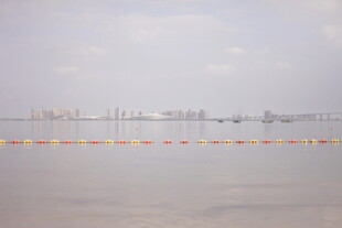 湛江雾中水域的警示浮标