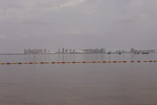 湛江海上船只与浮标景观