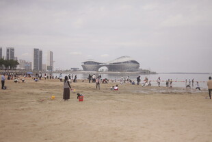 湛江热闹海滨沙滩人群景象