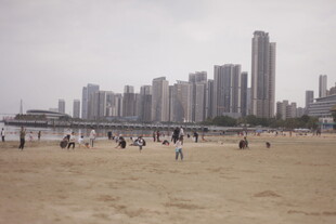 湛江城市海滩上的热闹景象