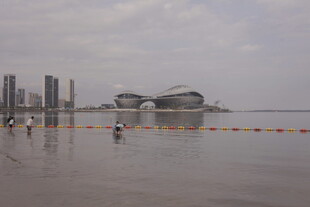 湛江海滨城市景观 水中漫步场景