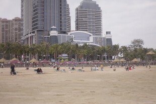 湛江城市沙滩上的休闲人群