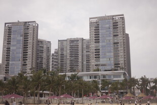 湛江城市高楼与热闹街景