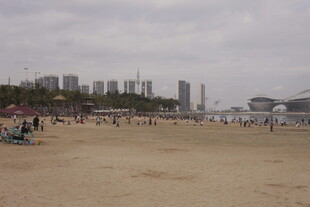 湛江热闹的城市沙滩场景