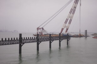 湛江雨中施工的大型桥梁工程