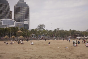 湛江热闹沙滩上的休闲人群