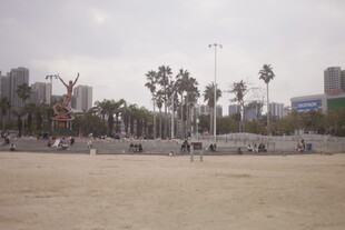 湛江城市沙滩边的休闲场景