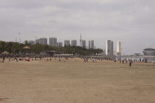 湛江海滨沙滩上的休闲人群