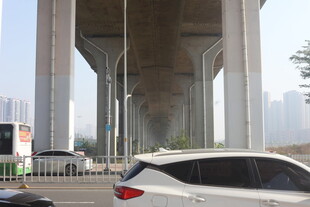 湛江桥下道路上行驶的多辆汽车