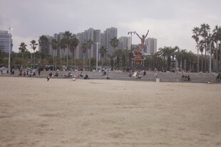 湛江城市沙滩上的休闲景象