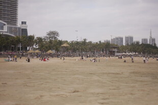 湛江热闹沙滩上的休闲人群