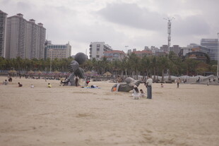 湛江城市沙滩上的休闲人群