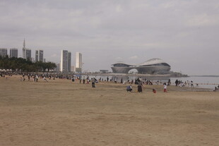 湛江热闹的城市海滨沙滩景象