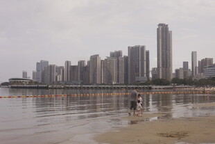 湛江海滨城市风光 岸边行人漫步