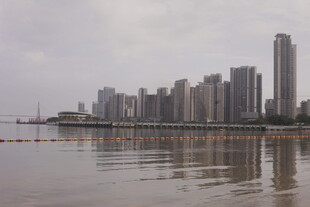 湛江城市滨水高楼景观倒影