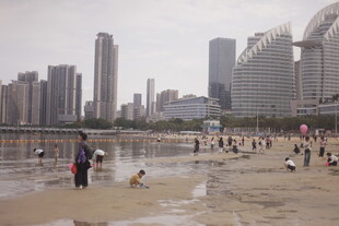 湛江城市沙滩上的休闲人群