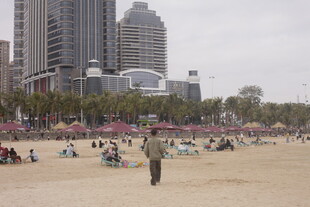 湛江城市沙滩上的休闲人群