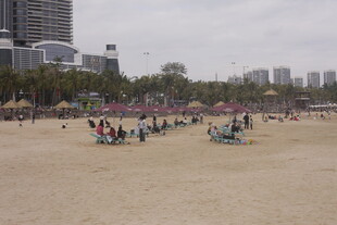 湛江热闹沙滩上的休闲人群